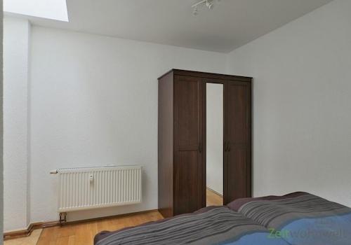 Kleiderschrank und Lichtschacht