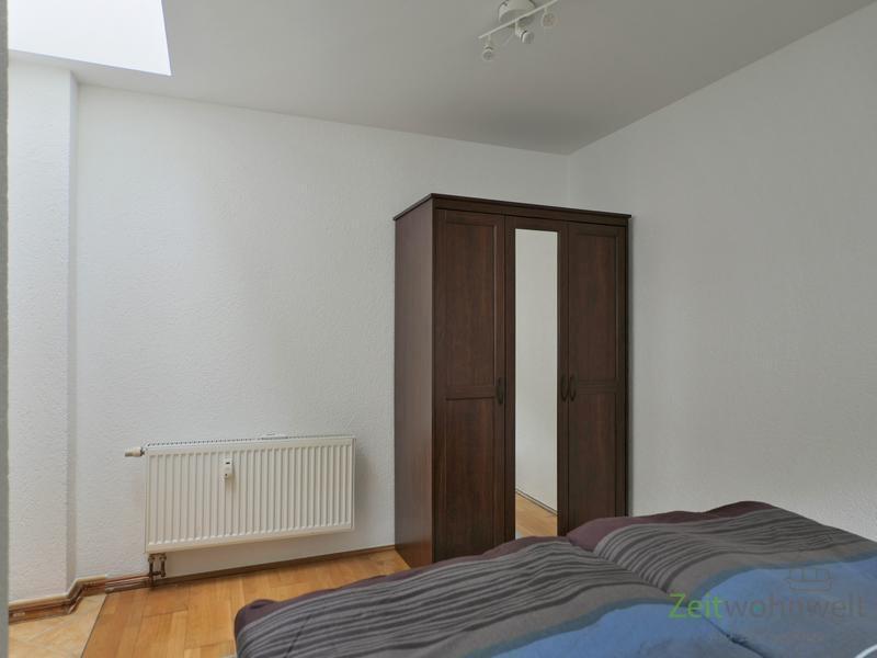 Kleiderschrank und Lichtschacht