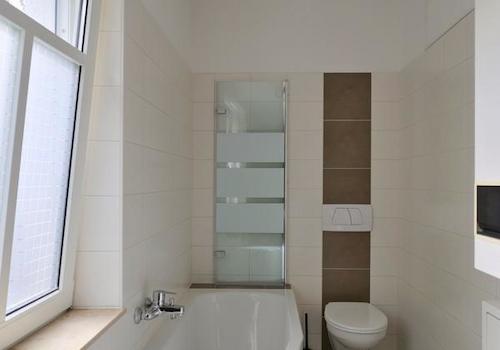 Blick zu Wanne und WC