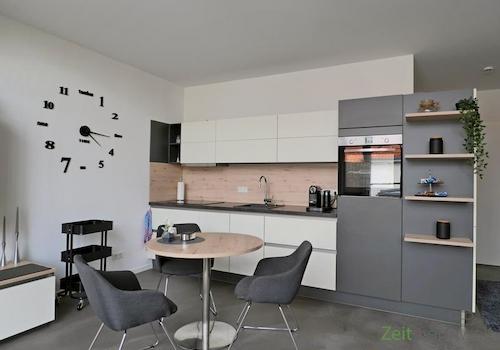 moderne Küche ind Esstisch