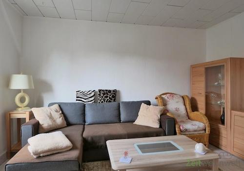 Sofa und Sessel im Wohnzimmer