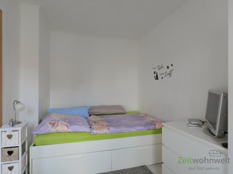 Bett im vorderen Schlafzimmer