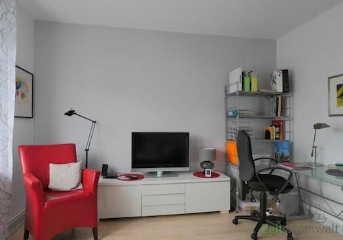 Sessel, TV und kleiner Schreibtisch
