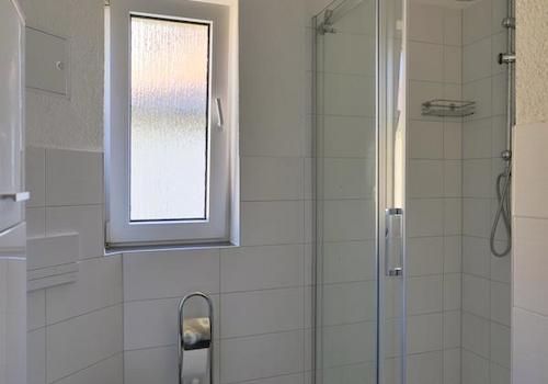 moderne Dusche im Bad
