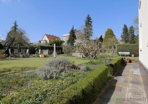 Garten mit Sitzecken am Haus