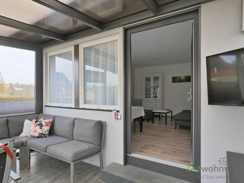 Blick vom Wintergarten ins Wohnzimmer