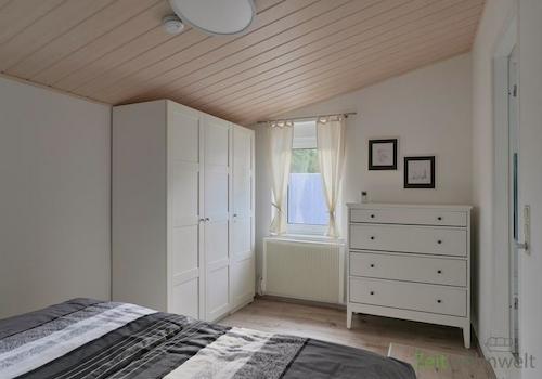 Kleiderschrank und Kommode