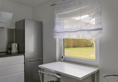kleiner Esstisch am Fenster