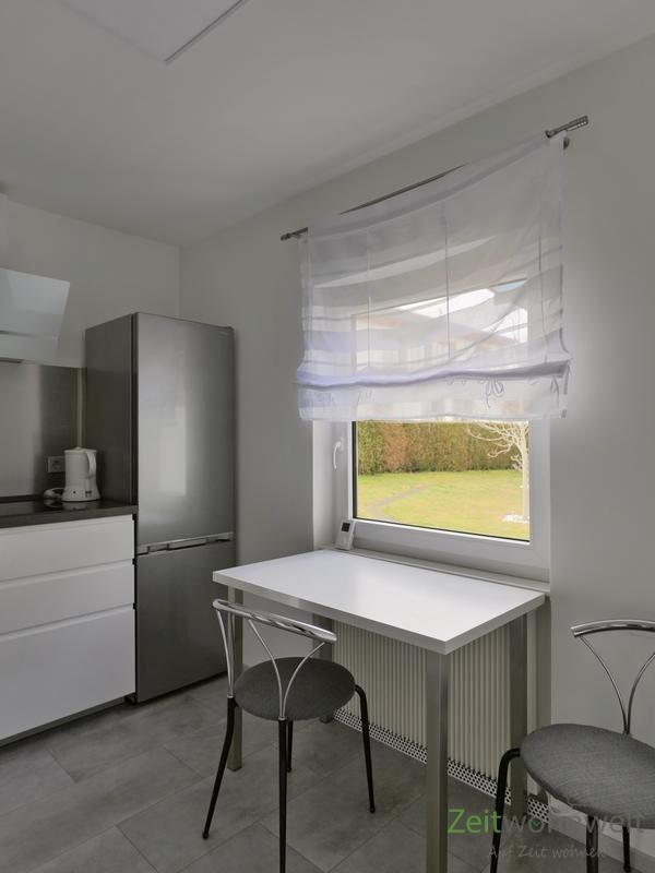 kleiner Esstisch am Fenster