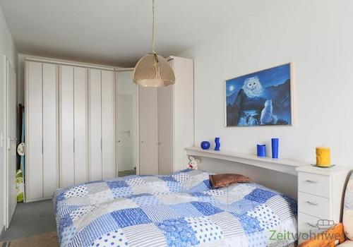 Schlafzimmer mit großem Kleiderschrank