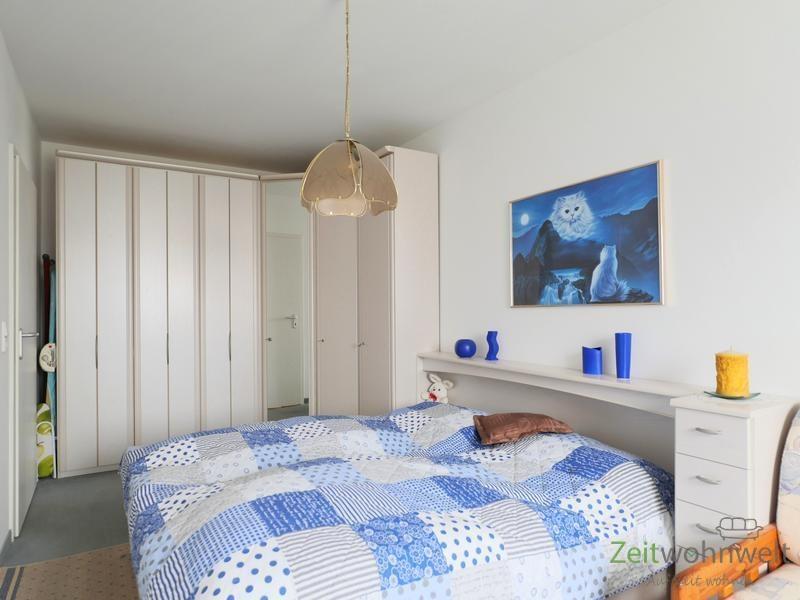 Schlafzimmer mit großem Kleiderschrank