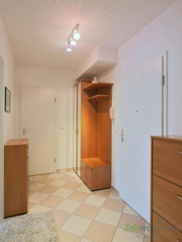 Wohnungsflur mit Garderobe