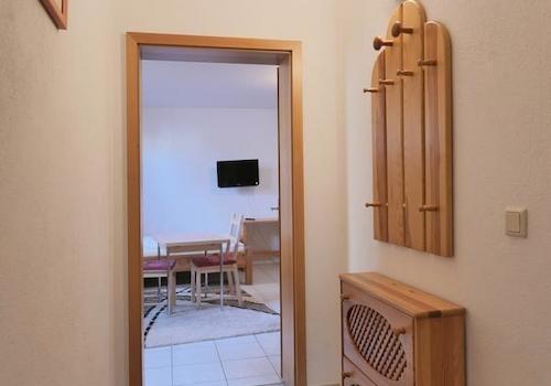 kleiner Wohnungsflur mit Garderobe