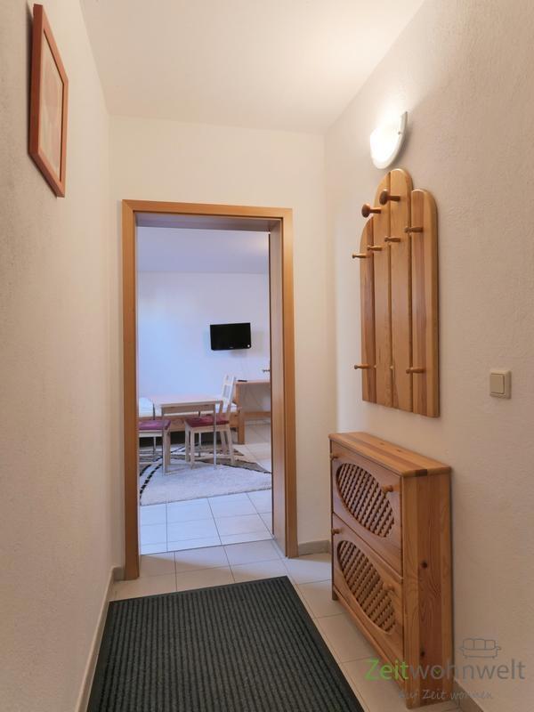 kleiner Wohnungsflur mit Garderobe