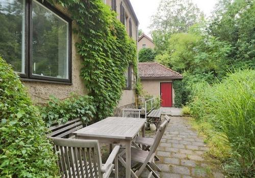 Sitzecke am Haus im Garten