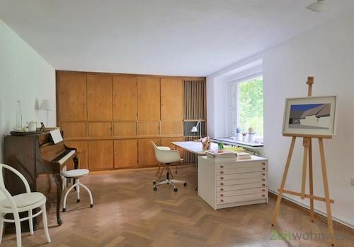 Arbeitstisch und Klavier