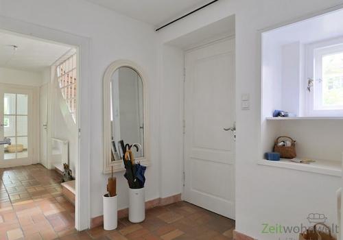 Hauseingang mit Garderobe