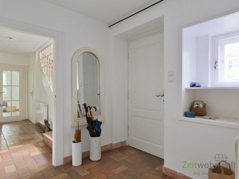 Hauseingang mit Garderobe