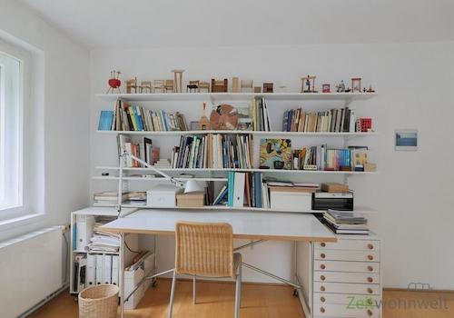 Schreibtisch im Zimmer