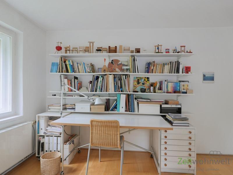 Schreibtisch im Zimmer