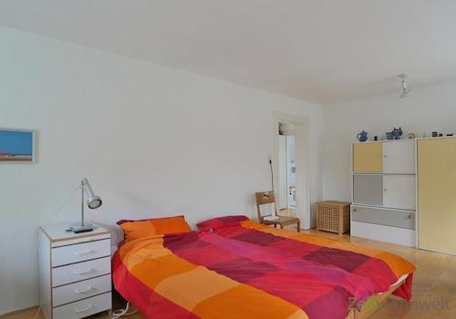 Doppelbett im großen Schlafzimmer