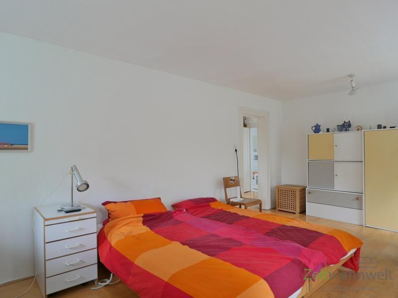 Doppelbett im großen Schlafzimmer