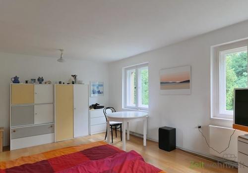 Kleiderschrank und Tisch
