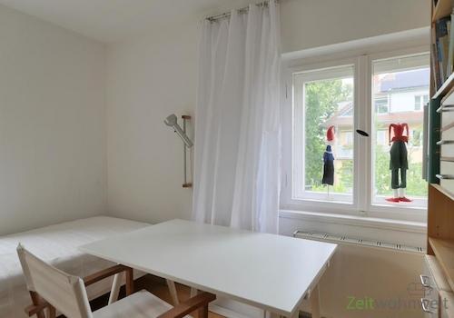 Bett und Schreibtisch