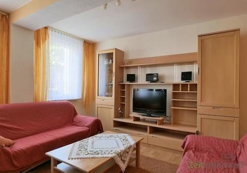 Schrankwand und TV