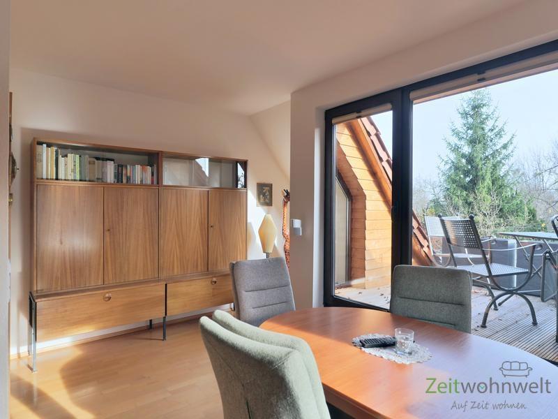 Esstisch vor dem Balkon