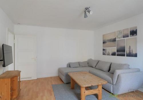 XL-Sofa und TV