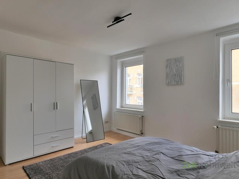 Kleiderschrank und Standspiegel