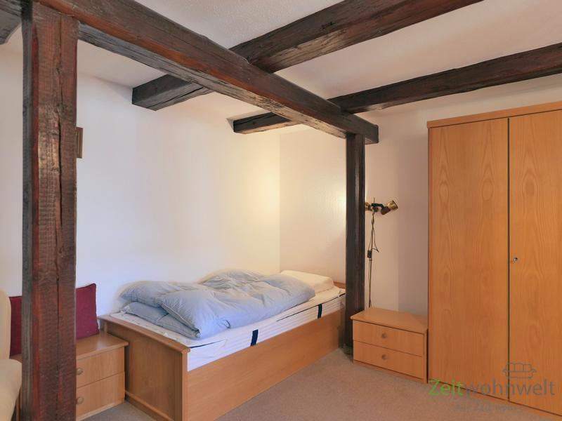 Bett und Kleiderschrank