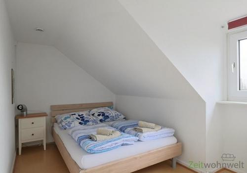 breites Bett unter der Schräge