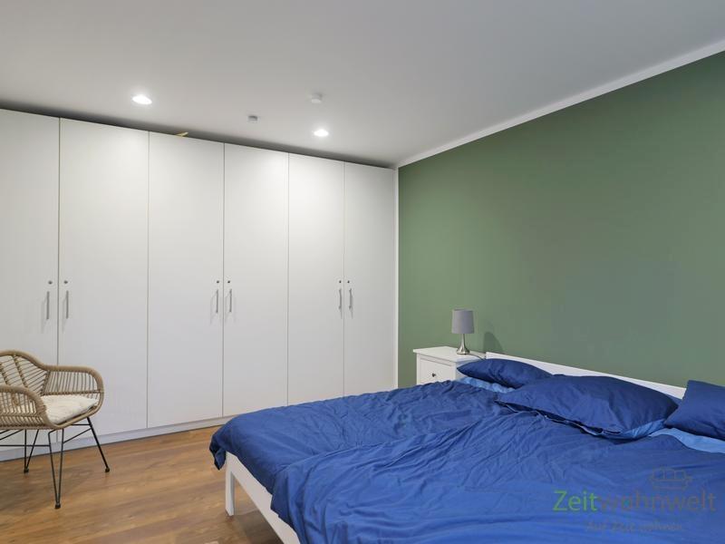 großer Kleiderschrank