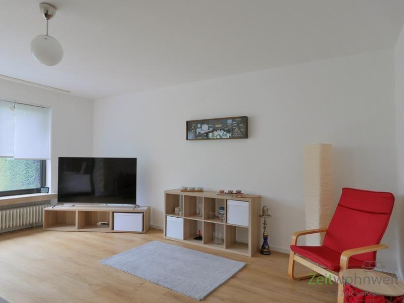 Blick zu TV, Sideboard uns Sessel