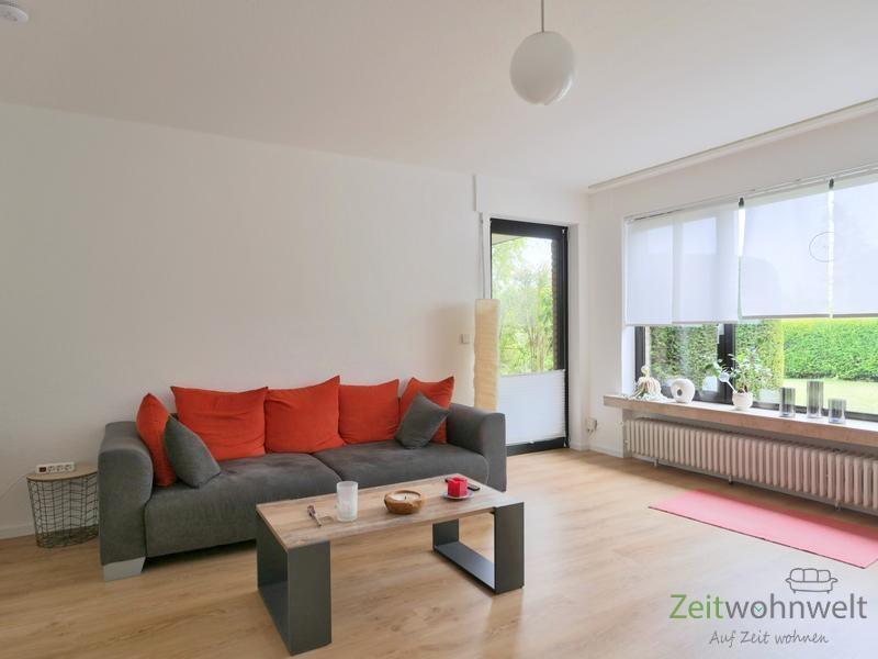 Sofa und Seitenausgang zur Terrasse
