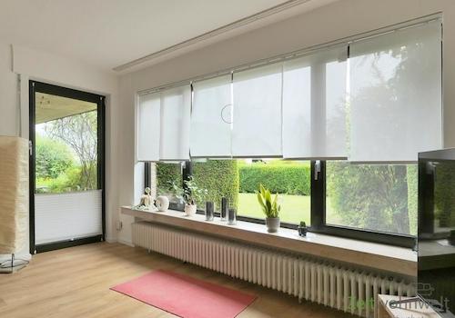 seitlicher Terrassenausgang und Panoramafenster