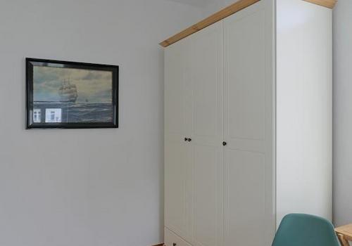 Kleiderschrank im Schlafzimmer