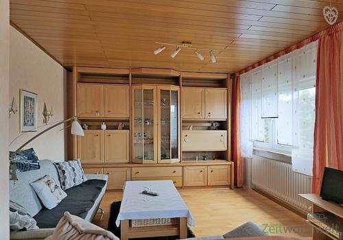 Sofa, Schrankwand und TV
