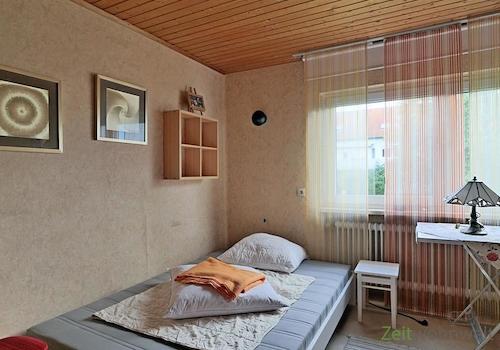 breites Bett im Schlafzimmer