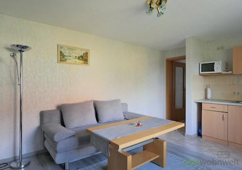 Sofa und Stehhlampe