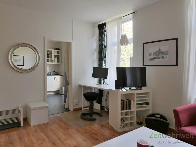 Blick zu Küche, Schreibtisch und TV