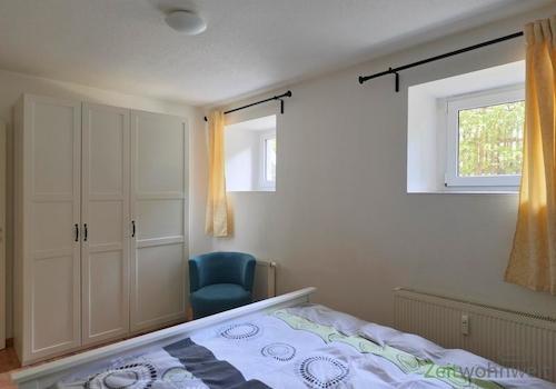 Kleiderschrank und Fenster