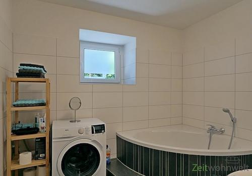 Waschmaschine und Eckbadewanne