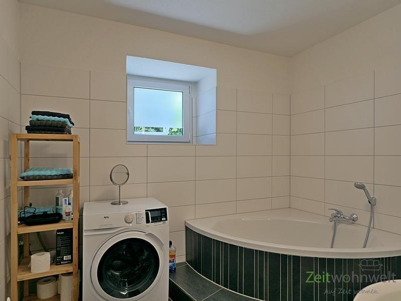Waschmaschine und Eckbadewanne