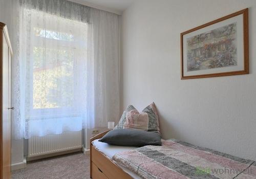 Einzelbett und Kleiderschrank