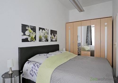 Doppelbett und Kleiderschrank