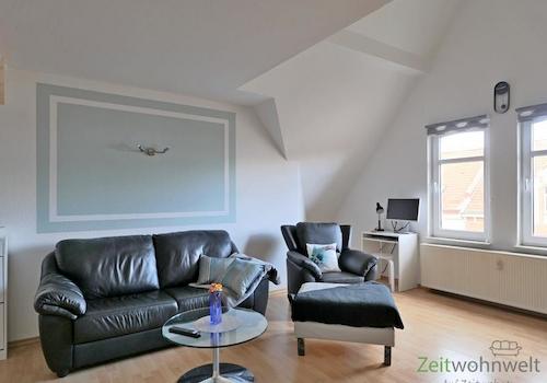 Sofa, Sessel und Arbeitsplatz