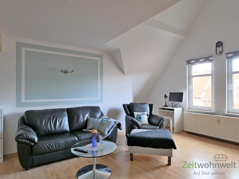 Sofa, Sessel und Arbeitsplatz